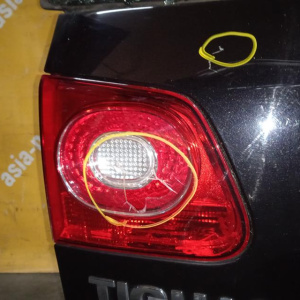 Дверь задняя Volkswagen Tiguan 5N1 (дефект, вмятины, без стекла, треснут левый фонарь)