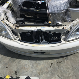 Ноускат Toyota Nadia ACN10 '2001-2003 a/t дефект крепления левой фары ф.44-45 Xenon