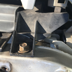 Ноускат Mazda Demio DW3W '08.1996-11.1999 a/t дефект крепления решетки (без габаритов) ф.001-6872