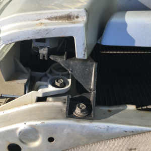 Ноускат Mazda Demio DW3W '08.1996-11.1999 a/t дефект крепления решетки (без габаритов) ф.001-6872