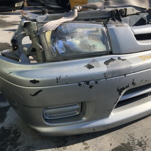 Ноускат Mazda Demio DW3W '08.1996-11.1999 a/t дефект крепления решетки (без габаритов) ф.001-6872