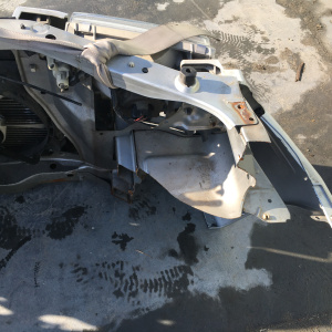 Ноускат Mazda Demio DW3W '08.1996-11.1999 a/t дефект крепления решетки (без габаритов) ф.001-6872