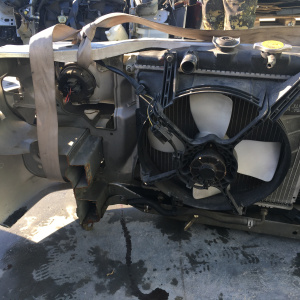 Ноускат Mazda Demio DW3W '08.1996-11.1999 a/t дефект крепления решетки (без габаритов) ф.001-6872