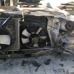 Ноускат Mazda Demio DW3W '08.1996-11.1999 a/t дефект крепления решетки (без габаритов) ф.001-6872