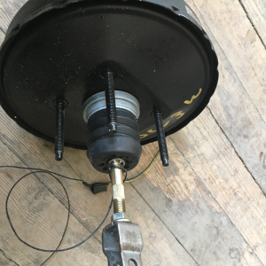 Главный тормозной цилиндр Mazda DW3W Demio с вакуумником чугунный