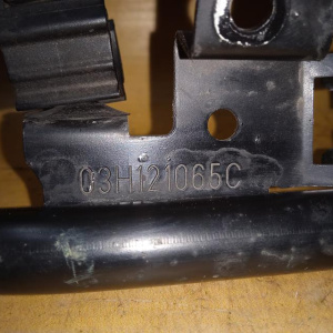 Патрубок системы охлаждения Volkswagen 03H121065C Touareg 7LA/7L6 BHK R н 3.6 FSI Кронштейн с трубкой ОЖ