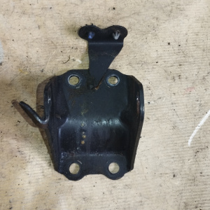 Крепление подушки ДВС Mazda AJ MPV LWEW 2WD a/t перед. F