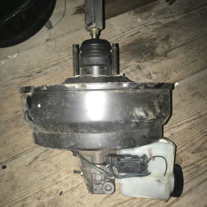 Главный тормозной цилиндр Mazda TA5P Millenia с вакуумником