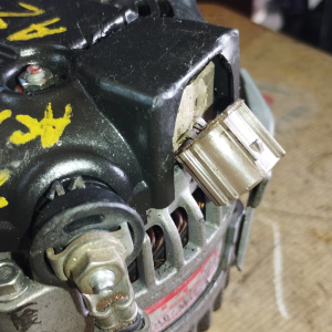 Генератор Toyota 1AZ/2AZ-FE RAV4 ACA20/ACU30/ACU20/ANM10/ANE10/ACR30 ДЕФЕКТ РАЗЪЁМА 4 к (крышка пластик) 100A. ( IG/RLO/L/M ) ACV40/ACA30 27060-28190/