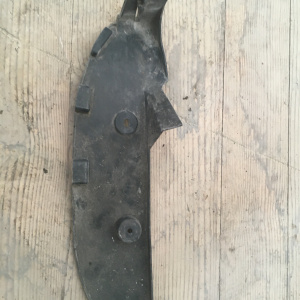 Подкрылок Mazda Familia BJ5W зад, прав (пыльник крыла) B25D-50341