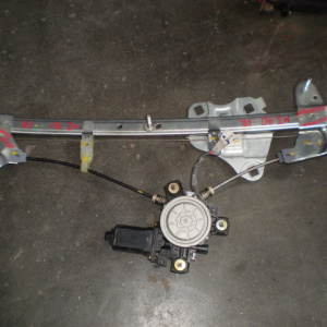 Стеклоподъемник Toyota Chaser/Mark II GX90 перед, прав дефект крепления