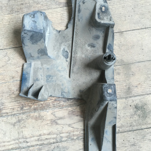 Защита Mazda BL6FJ Axela зад, лев BK4K56121