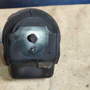 Подушка двигателя Toyota 1JZ-GE/2JZ-GE/1JZ-FSE Progres JCG15/JCE15/JZS173 4WD L=R 1 шпилька F 12361-46250