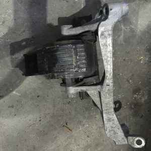 Подушка двигателя Suzuki J20A SX4 YC11S/YB41S с кронштейном перед, прав