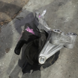 Подушка двигателя Suzuki J20A SX4 YC11S/YB41S с кронштейном перед, прав