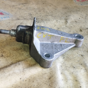 Крепление подушки ДВС Nissan MR20-DD Qashqai J11 2WD CVT на кпп перед, лев ( PS ) 112537379R-B