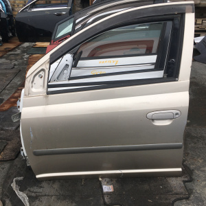 Дверь боковая TOYOTA Vitz /Platz NCP10 перед, лев 5door с молдингом (цена за голое железо)