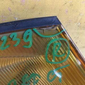 Габарит TOYOTA 22-239 R Mark II GX90 '1994 дефект стекла