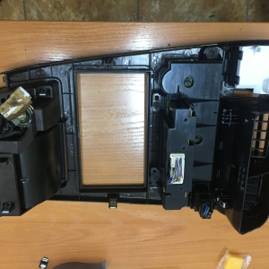 Климат-контроль TOYOTA JZX9# дефект крепления рамки 55900-22321