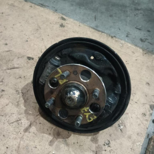 Ступица Honda EY6/EY7/EY9/EL1/EL2 Partner/Orthia зад, лев 2WD Без ABS.Голая без барабанна и колодок. С продольным рычагом. Дефект салентблока на рычаге. 42