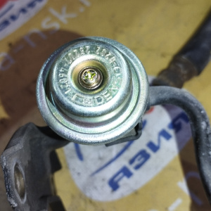 Шланг топливный Toyota 23801-46021+ 23207-46021 Mark II JZX91 2JZ-GE + клапан на резьбе соединение топливопровода между двс и топливной рейкой