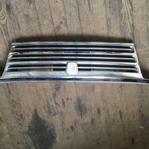 Решетка радиатора NISSAN Elgrand E50 '1998-2000 дефект крепления 62310-VG200