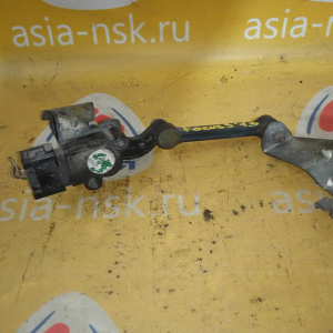 Датчик уровня кузова Ford Focus 3 CB8 зад, прав с тягой и креплением сзади справа AV615A955AB '2013