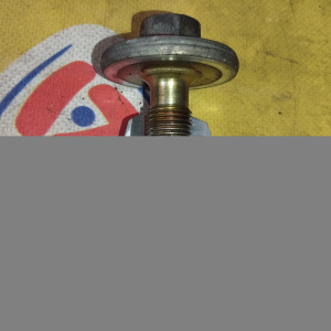 Болт шкива коленвала Toyota 90105-16041 Hiace Regius RCH47 1RZ/3RZ ключ на 19