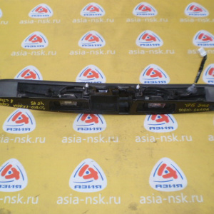 Накладка 5-й двери Nissan Juke YF15 с отверстием под камеру (в сборе) 90810-1KA0A