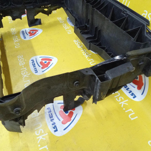Рамка радиатора Volkswagen Tiguan 5N2 '2011-2018 дефект крепления правой фары 5N0805588F