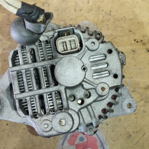 Генератор Mitsubishi 6G72/6G74/6G75 Pajero V73W 2 конт. 7 ручейков  разъём сзади 12V 100A MXA320 / 258602