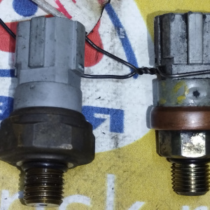 Датчик давления масла гидроусилителя руля Nissan 497612J000 / 497614P000 Cedric/Cefiro HY33/A32 VQ20/VQ25/VQ30 на шланг ГУР 2 контакта СЕРЫЙ