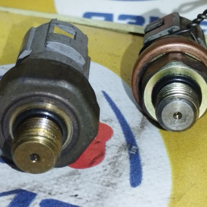 Датчик давления масла гидроусилителя руля Nissan 497612J000 / 497614P000 Cedric/Cefiro HY33/A32 VQ20/VQ25/VQ30 на шланг ГУР 2 контакта СЕРЫЙ