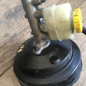 Главный тормозной цилиндр NISSAN U14/P11 с вакуумником