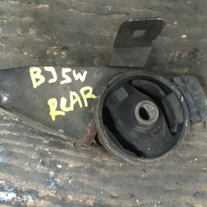 Подушка двигателя Mazda ZL Familia BJ5W зад. R B25E39040