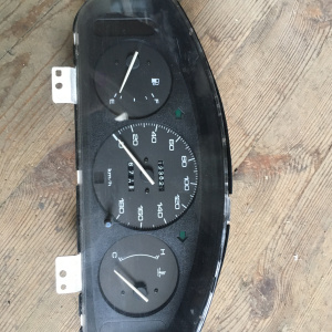 Панель приборов Mazda Demio DW3W '1996-1999 дефект крепления D201