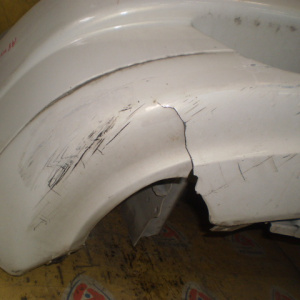 Ноускат Toyota Platz NCP12 '1999-2001 a/t Дефект бампера (порван снизу) Глубокие царапины R фары.Без L заглушки ф.52-009