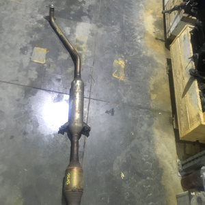 Глушитель TOYOTA Vista Ardeo SV50 средняя часть с катализатором