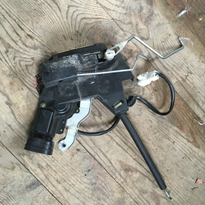 Замок двери Toyota GX100 Mark II/Chaser (4 контакта) перед, лев