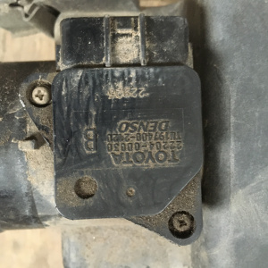 Корпус воздушного фильтра TOYOTA ZZE136 Voltz верхняя крышка с расходомером