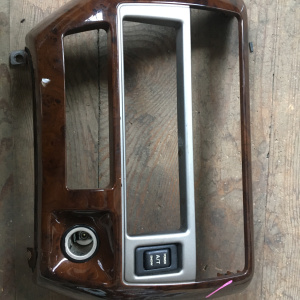 Рамка магнитофона Nissan 68260 A000 Presage U30 дефект крепления