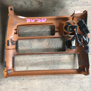 Рамка магнитофона Nissan 68260 A000 Presage U30 дефект крепления