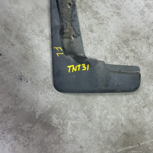 Брызговик Nissan X-Trail NT31 перед, лев 63855-JG000