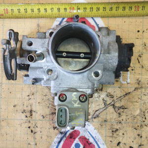 Заслонка дроссельная Toyota 4S-FE Camry/Vista SV30 '1991- 22210-74720 a/t трамбл 4 болта OLD  ДЕФЕКТ ДАТЧИКА ПОЛОЖЕНИЯ ( датчик х/х 22270-74040 )