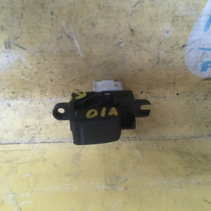 Пульт стеклоподъемника NISSAN Tino V10 зад, прав