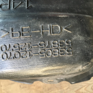 Подкрылок Toyota Corolla Fielder NKE165 перед, прав 53805-12070  53875-12570