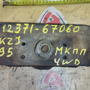 Подушка двигателя Toyota 1KZ/1KD Land Cruiser Prado KZJ95/KDJ95/KZN185/KDN185 m/t зад мкпп R 12371-67060