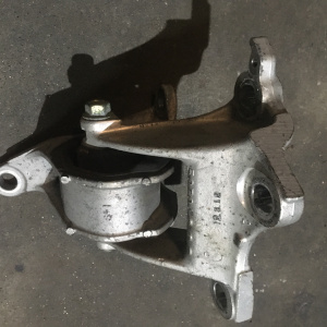 Подушка двигателя Honda K24A CR-V RM4 с кронштейном перед, лев