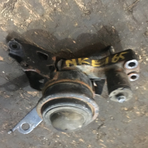 Подушка двигателя Toyota 1NZ-FXE Corolla Fielder NKE165 перед, прав