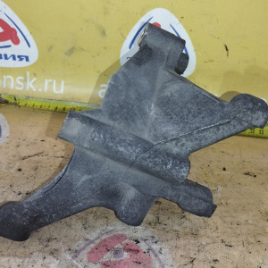 Крепление компрессора кондиционера Isuzu/Nissan 4HL1 Elf NKR81 основной перед, прав